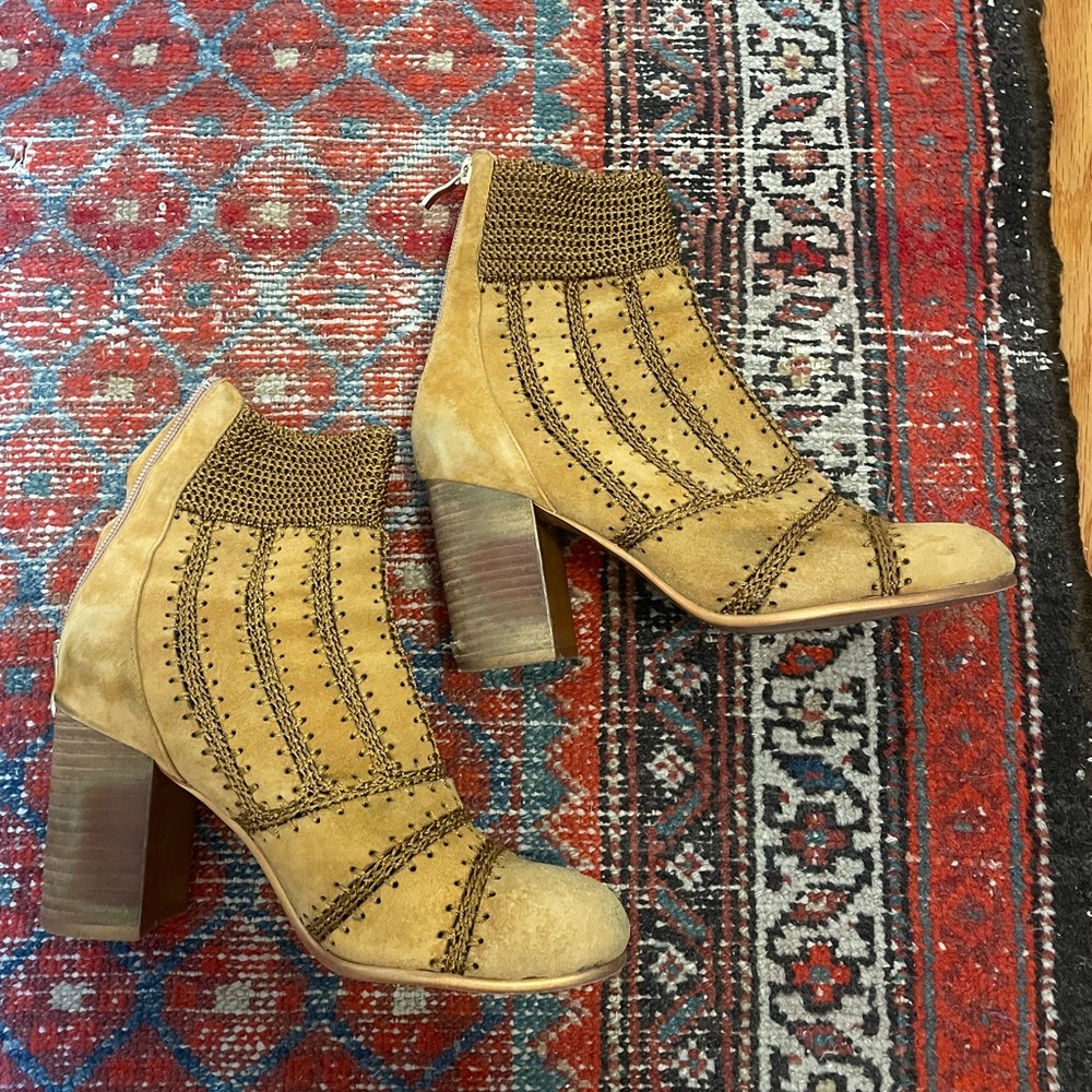 Silent D Booties